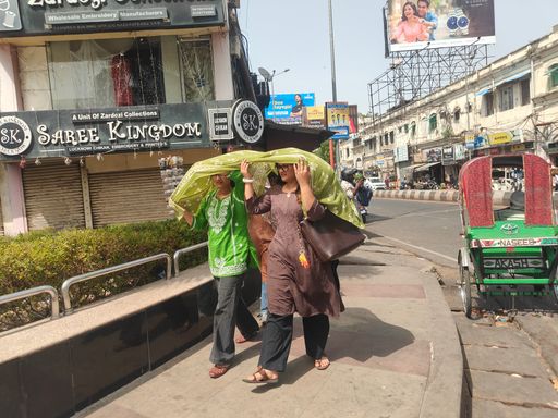 हजरतगंज चौराहे पर धूप से बचने के लिए लड़कियों ने दुपट्टे का सहारा लिया।