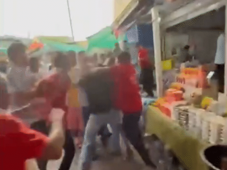 20-25 श्रद्धालुओं और मंदिर कर्मचारियों के बीच बहस हो गई, जो धक्का-मुक्की में बदल गई।