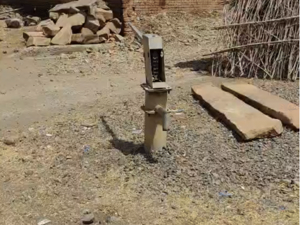 फतेहपुर गांव में हैंडपंप खराब हैं। पानी नहीं आ रहा है.