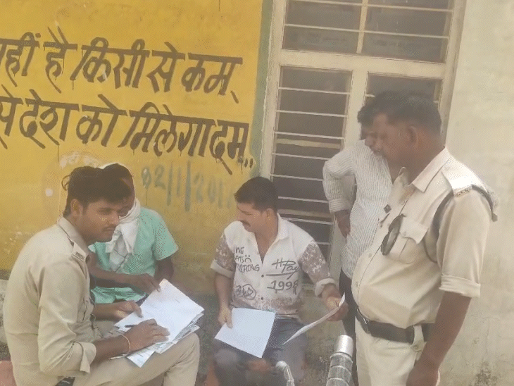 राहगीरों की सूचना के बाद पुलिस टीम मौके पर पहुंची।