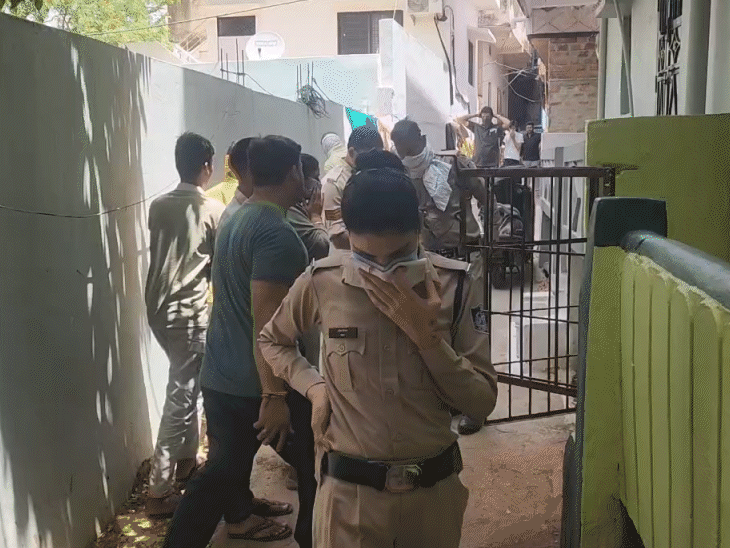 पुलिस टीम मौके पर पहुंची. घर के अंदर से काफी दुर्गंध आ रही थी.