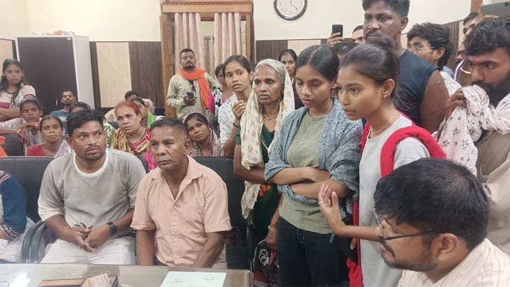 जोगीडीपा क्षेत्र के काफी संख्या में लोग महापौर से मिलकर समस्याओं को बताया।