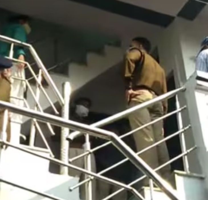 घटना के बाद पुलिस टीम जांच करने पहुंची.