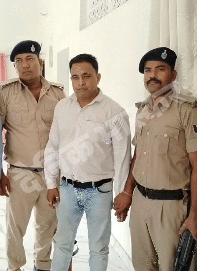 विजिलेंस की हिरासत में आरोपी क्लर्क।