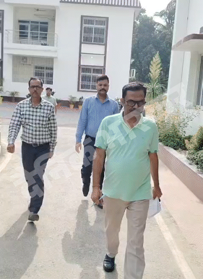 आरोपी क्लर्क से विजिलेंस टीम ने सर्किट हाउस में पूछताछ की।