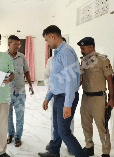 शिकायतकर्ता के आरोपों की पुष्टि के बाद आरोपी क्लर्क को सोमवार को गिरफ्तार किया गया।