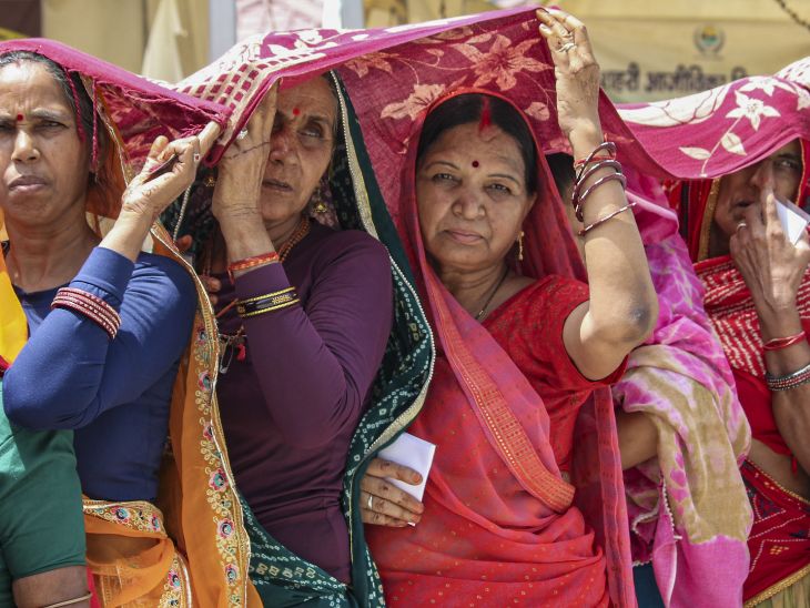 ऋषिकेश में महिलाएं लू से बचने के लिए अपने सिर को कपड़े से ढकती नजर आईं