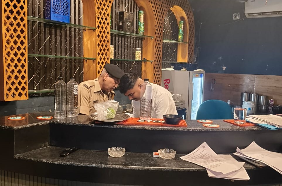 भास्कर के खुलासे के बाद रविवार देर रात मालवीय नगर स्थित ब्लू डेन बार में कार्रवाई के लिए पहुंची पुलिस।