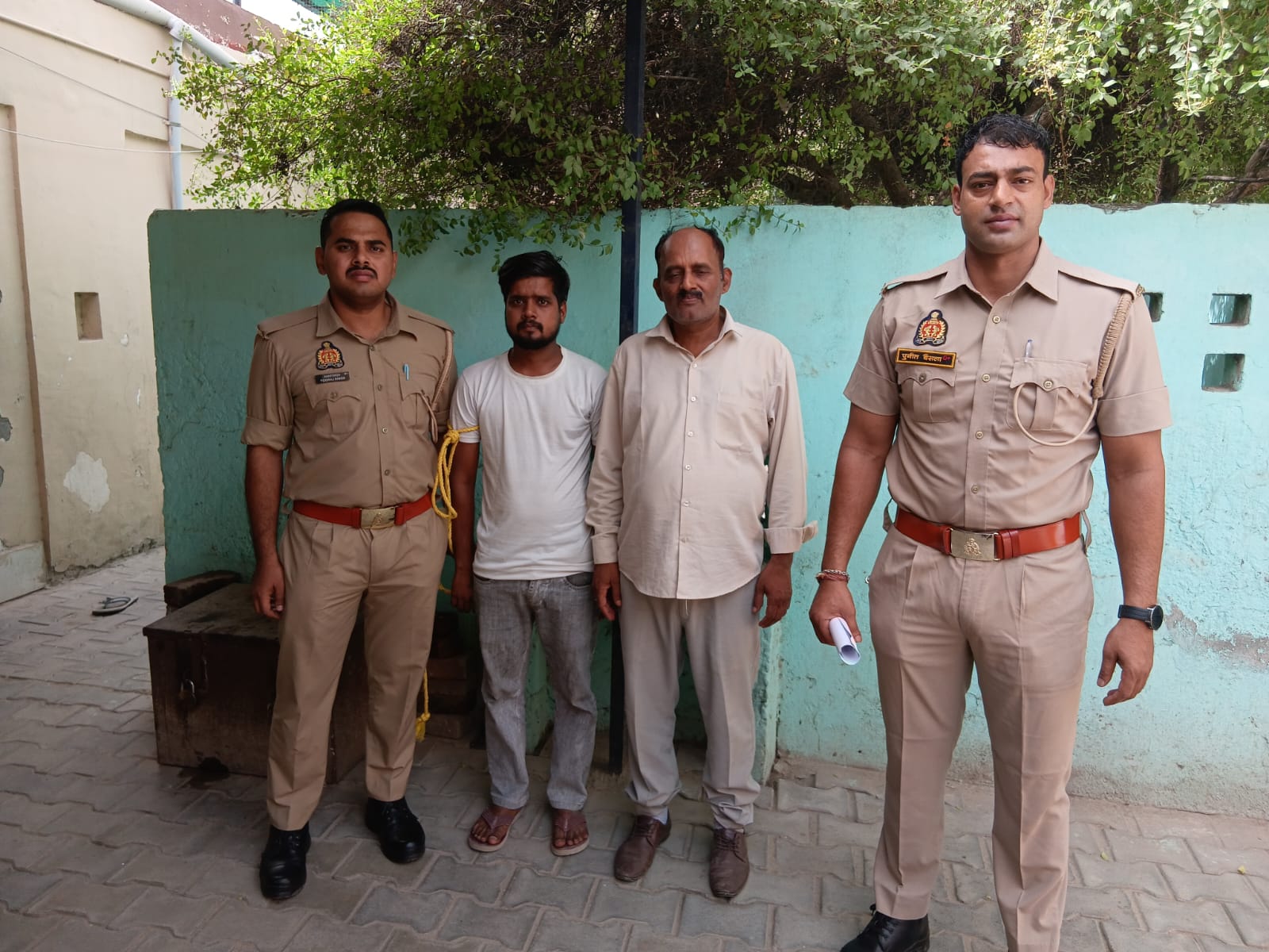पुलिस ने संचालक संतोष दुबे (दाएं) और अभिषेक (टी-शर्ट में) को गिरफ्तार कर लिया है।
