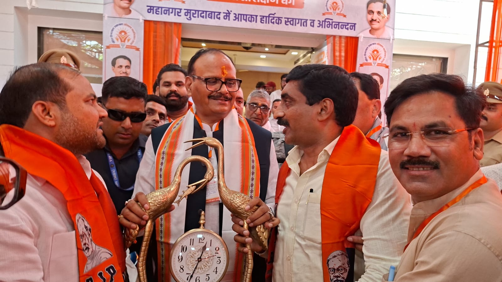 डिप्टी सीएम की ये तस्वीर रविवार की है। वे मुरादाबाद पहुंचे थे। सोमवार को अमरोहा और संभल का दौरा कर दोबारा मुरादाबाद पहुंचे थे।