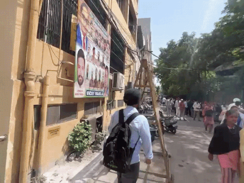 लुधियाना में धमकी के बाद निगम ऑफिस के बाहर भीड़।