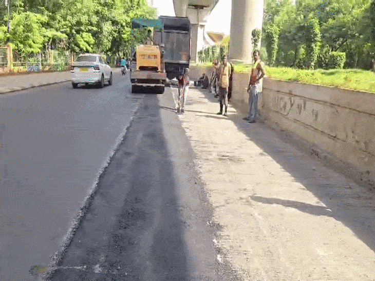 रोड के डामरीकरण का काम तेजी से किया जा रहा है।
