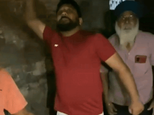 लोगों ने सरकार के खिलाफ की नारेबाजी।