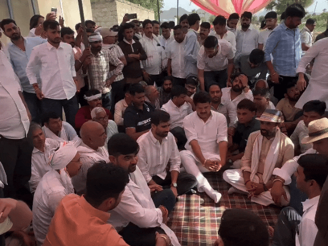 NSUI के राष्ट्रीय अध्यक्ष विनोद जाखड़, पूर्व मंत्री राजकुमार शर्मा समेत कांग्रेस के कई कार्यकर्ता परिवार से मिलने पहुंचे और आर्थिक मदद का चेक सौंपा।