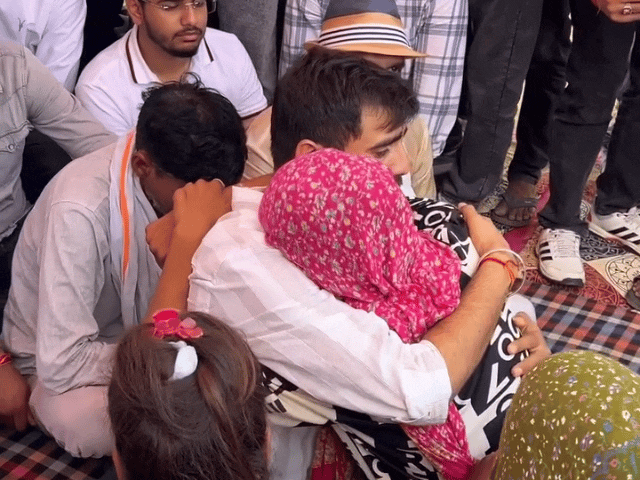 मृतक की बहन को दिलासा देते हुए NSUI के राष्ट्रीय अध्यक्ष विनोद जाखड़।