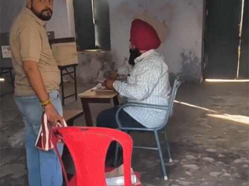 फिरोजपुर में एक बूथ पर वोट डालने पहुंचे लोग। - Dainik Bhaskar