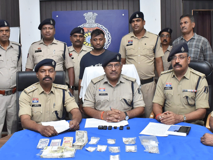 चोर को पकड़कर पुलिस दुर्ग ले आई है, जहां पूछताछ कर आगे की कार्रवाई की जाएगी। - Dainik Bhaskar