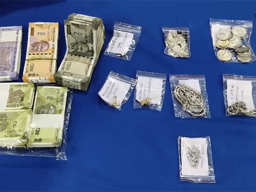 आरोपियों के पास से मिले डायमंड ब्रेसलेट, सोने के गहने, चांदी के सिक्के।