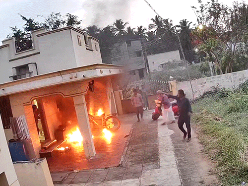 बरामदे में खड़ी स्कूटी और साइकिल निकाली।