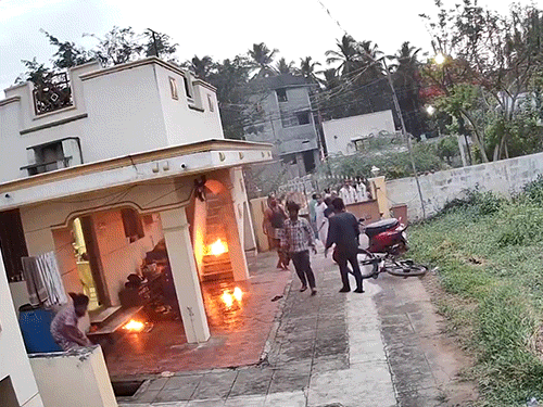 टंकी से पानी निकालकर आग बुझाई।