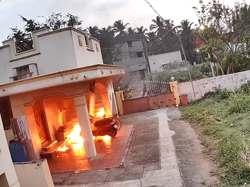 आसपास के लोग आग बुझाने पहुंचे।
