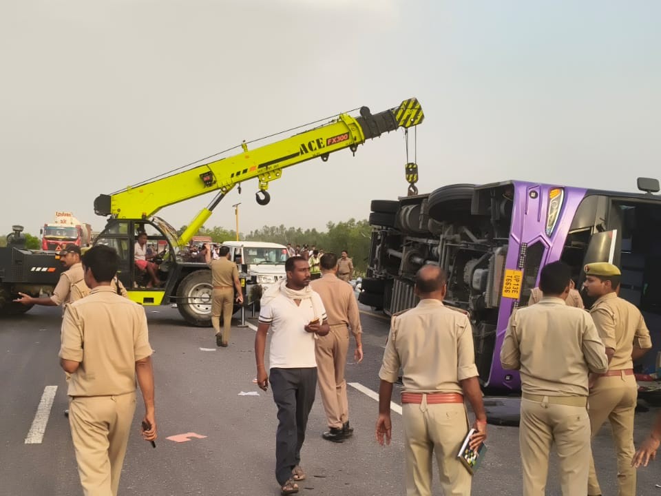 पुलिस ने क्रेन बुलवाकर बस को एक्सप्रेस-वे से हटवाया।