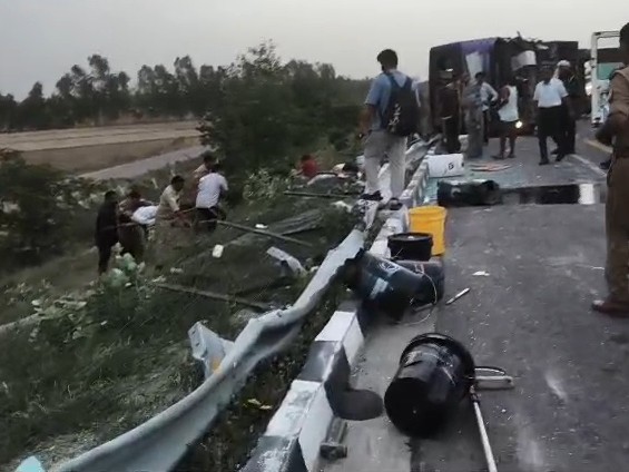 लखनऊ-आगरा एक्सप्रेस-वे पर बस डिवाइडर से टकराकर पलट गई और रेलिंग से टकरा गई।