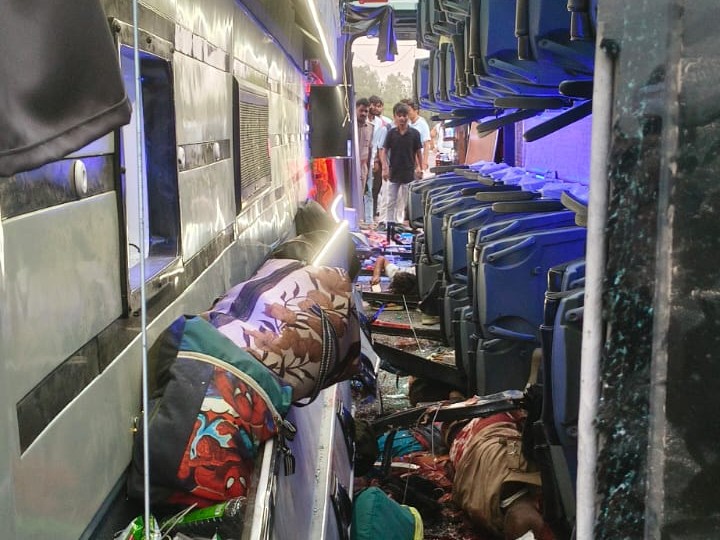 हादसे के बाद पलटी बस के अंदर यात्रियों का सामान बिखरा पड़ा था। गाड़ी दिल्ली से बिहार जा रही थी.