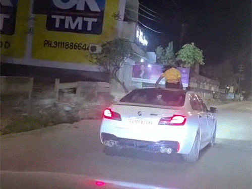युवती चलती BMW की सनरूफ खोलकर डांस करती नजर आई। - Dainik Bhaskar