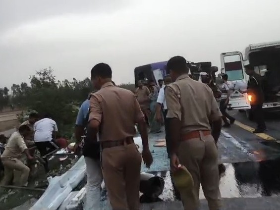 दुर्घटना के बाद कई यात्री बस की खिड़कियों से बाहर निकल गए और एक्सप्रेसवे से नीचे गिर गए। पुलिस टीमों ने बचाव अभियान चलाया और घायलों को नजदीकी अस्पतालों में पहुंचाया।