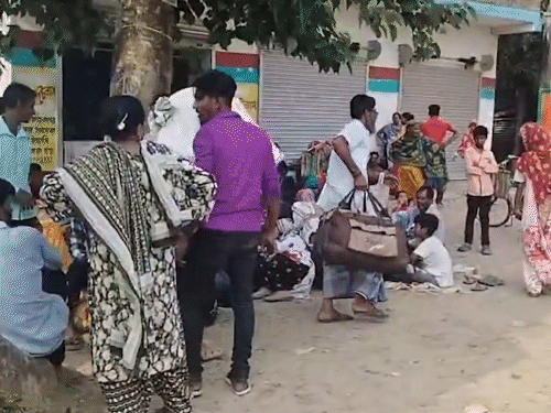 राज्य के अलग-अलग ठिकानों से लोग हाकिमपुर चेक पोस्ट पहुंचे हैं।