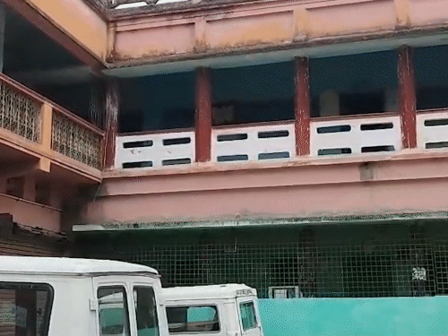 मुर्शिदाबाद में विदेशी नागिरकों को रखने के लिए होल्डिंग सेंटर बनाया गया है।