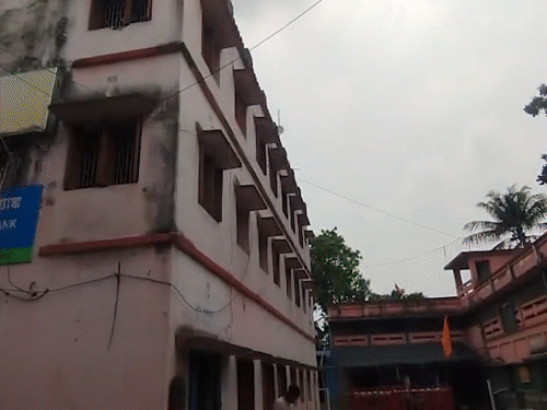 मुर्शिदाबाद के होल्डिंग सेंटर में 3 विदेशी नागरिकों को रखा गया है। उन्हें अवैध तरीके से भारत में घुसपैठ के आरोप में गिरफ्तार किया गया था।