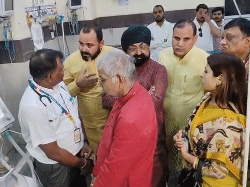 सिम्स अस्पताल में पहुंचे भाजपा नेता, डॉक्टरों से जानकारी लेते हुए।