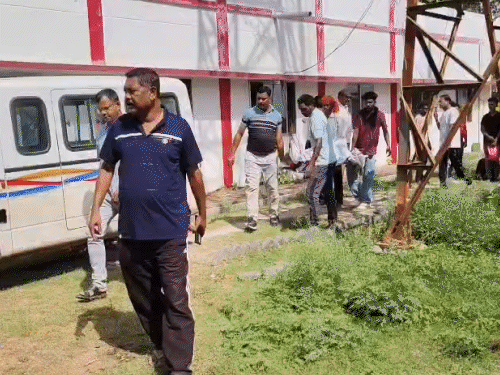 शव का पंचनामा कर पोस्टमॉर्टम के लिए भेज दिया गया है।