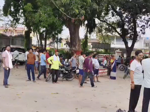 घटना की खबर मिलते ही मौके पर लोगों की भीड़ जमा हो गई।