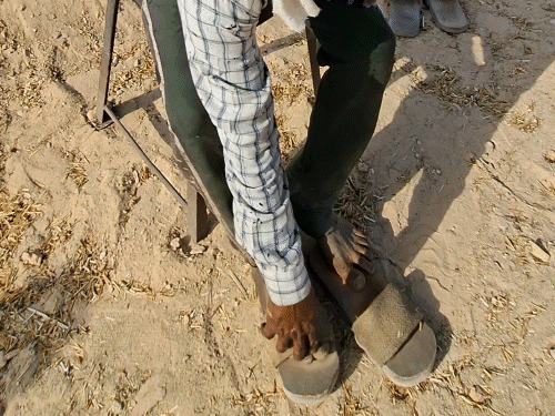 Before starting work at the brick kiln, one has to wear wooden sandals. This is the only way they have to protect their feet from the scorching ground.