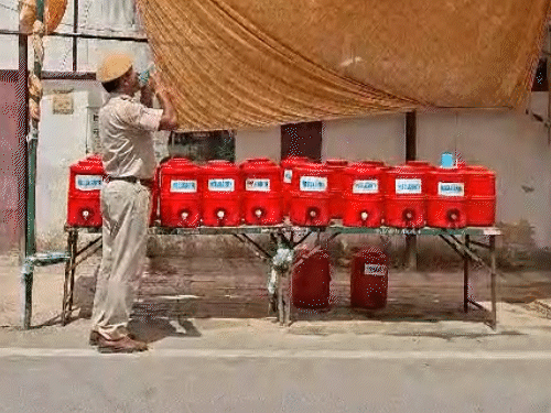 In Sriganganagar, water arrangements have been made at various places so that no passerby remains thirsty.
