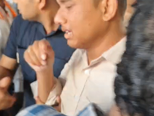 निधन की सूचना मिलते ही सिम्स अस्पताल पहुंचे परिजन।
