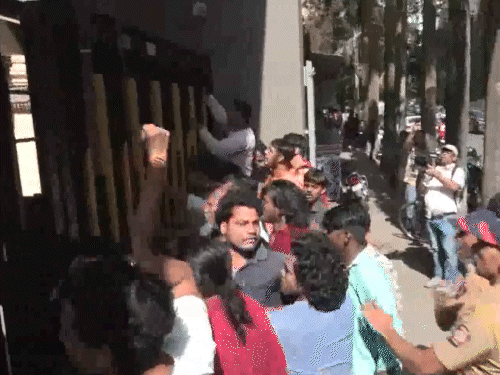 सोसायटी में बकरियों को लेकर लोगों ने सोसायटी गेट पर प्रदर्शन किया।