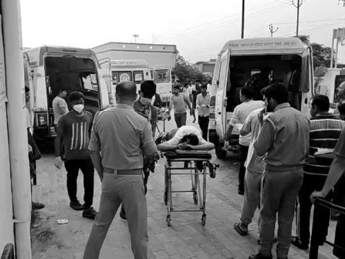 हादसे में एक घायल का पैर कटकर अलग हो गया। एक शख्स हाथ में पैर पकड़कर अस्पताल लाया।
