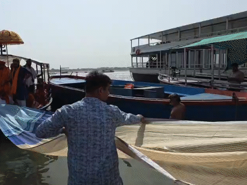 काशी के असी घाट पर मां गंगा को 12 राज्यों से आई 5100 साड़ियों की चुनरी चढ़ाई गई।