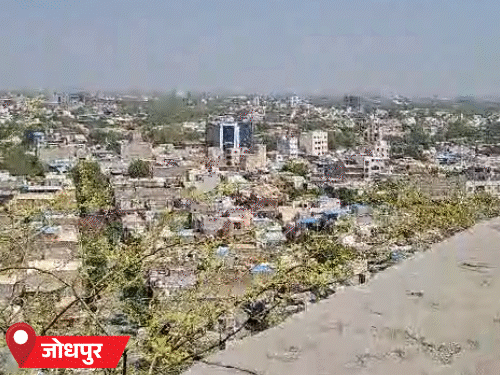 जोधपुर में मंगलवार दिन में गर्म हवा चली। तेज धूप और लगातार बढ़ रहे तापमान ने भी शहरवासियों की परेशानी बढ़ा दी है।