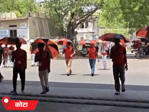कोटा में गर्मी ने कोचिंग स्टूडेंट्स की परेशानी बढ़ा दी है। दोपहर की क्लासेज में छात्रों को सबसे ज्यादा मुश्किल हो रही है।