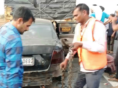 हादसे के बाद पुलिस और NHAI की एंबुलेंस मौके पर पहुंची। उन्होंने कार में फंसे शव और घायल को बाहर निकाला।