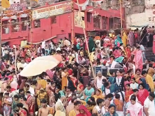 गंगा दशहरा पर वाराणसी के दशाश्वमेध घाट पर श्रद्धालुओं की भीड़ उमड़ी है। सुबह से ही लोग गंगा नदी में डुबकी लगा रहे हैं।