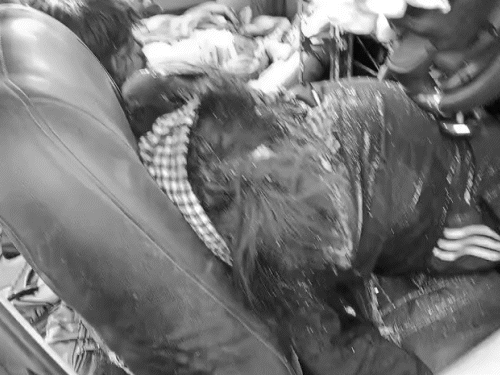 कार की फ्रंट सीट पर पड़े दो युवकों के शव।