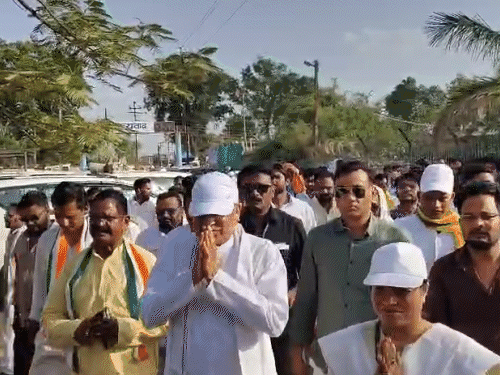 पूर्व सीएम भूपेश बघेल भी धरने में शामिल होने विश्रामपुर पहुंचे।