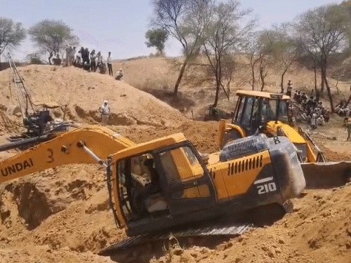 ग्रामीणों ने जेसीबी मंगवाई और खुद ही मिट्टी हटाने का प्रयास कर रहे हैं।