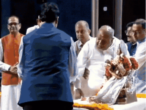 पूर्व उपराष्ट्रपति एम. वेंकैया नायडू और पूर्व प्रधानमंत्री एच.डी. देवेगौड़ा ने किताब का विमोचन किया।